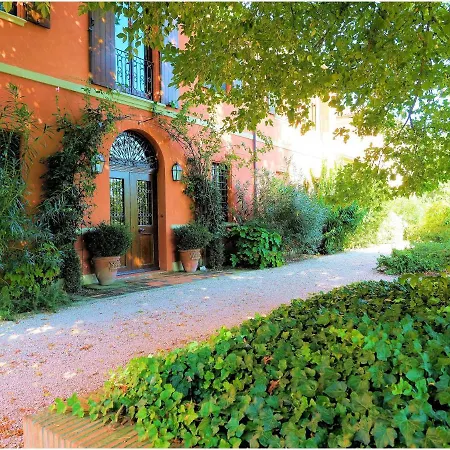 Contessa Massari Daire *